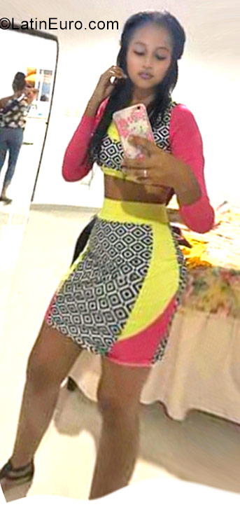 Date this stunning Dominican Republic girl Genesi from Santiago DO30377
