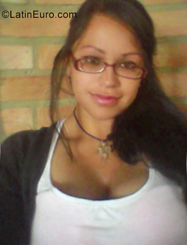 Date this georgeous Colombia girl Yohana from Bogota CO22397
