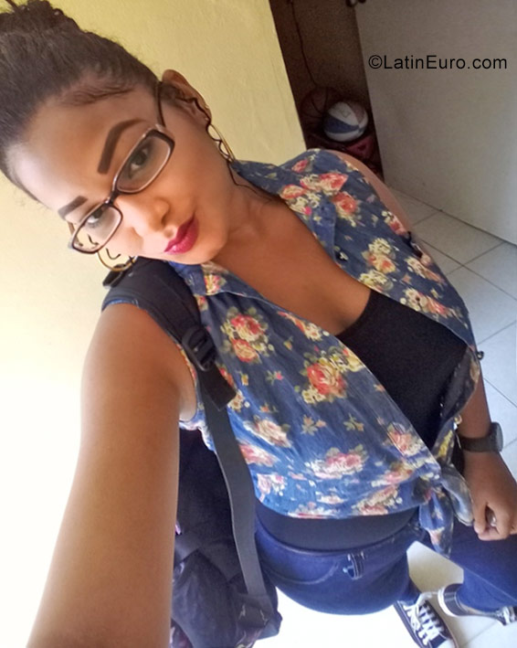 Date this nice looking Dominican Republic girl Roxanna from Santo Domingo DO30423
