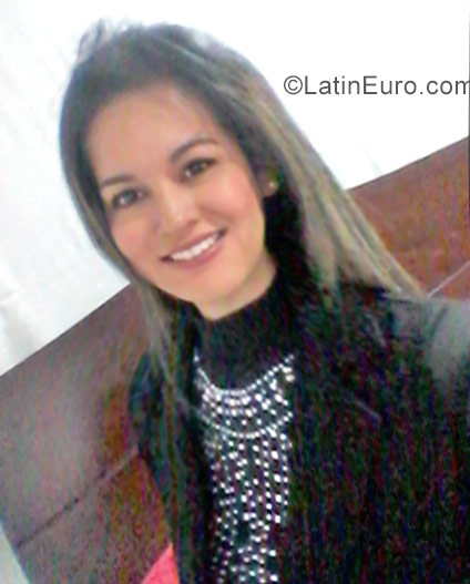 Date this attractive Colombia girl Tatiana from Bogota CO22641