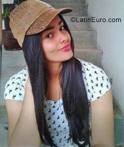 Date this nice looking Colombia girl Paola from Ibague CO22647