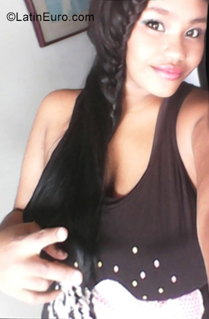 Date this cute Colombia girl Maryi from Cali CO22755