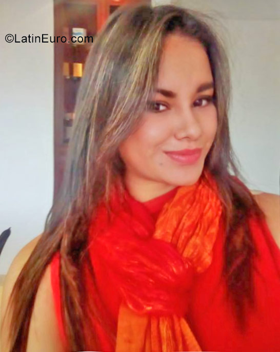 Date this tall Colombia girl Salen from Bogota CO22857