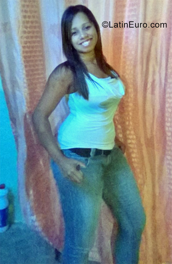 Date this attractive Venezuela girl Yasmin from Caracas VE1179