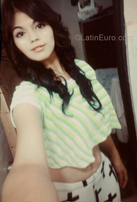 Date this good-looking Venezuela girl Paola from Barina VE1213