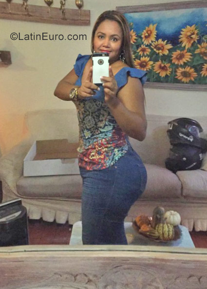Date this nice looking Colombia girl Maria from Cali CO23035
