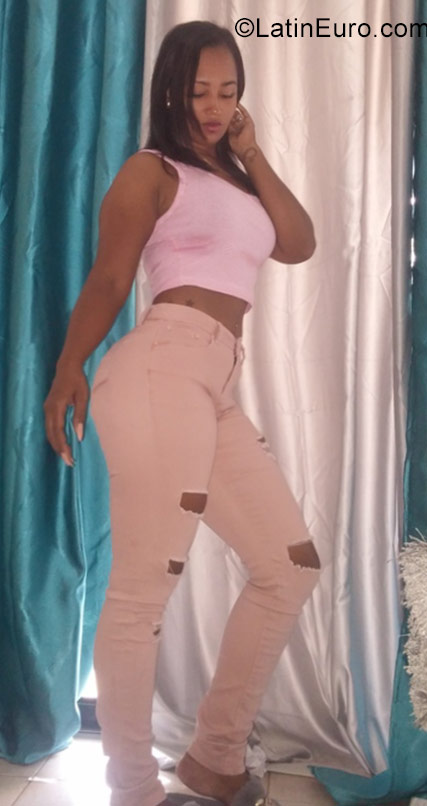 Date this gorgeous Dominican Republic girl Dahiana from Santo Domingo DO31113