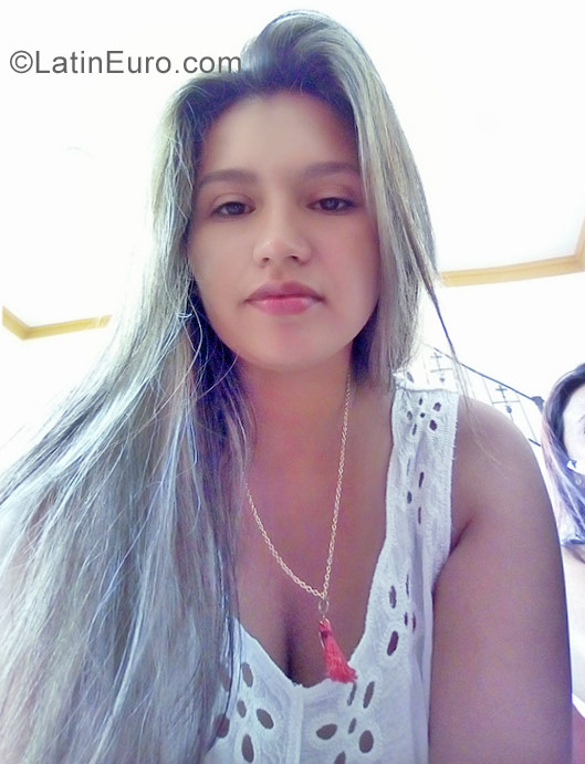 Date this nice looking Colombia girl Valentina from Bogota CO23129