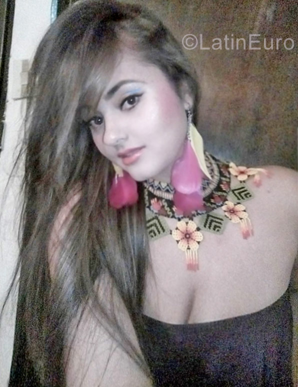 Date this voluptuous Colombia girl Andrea from Medellin CO23130