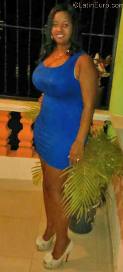 Date this lovely Dominican Republic girl Indhira from Santo Domingo DO31669