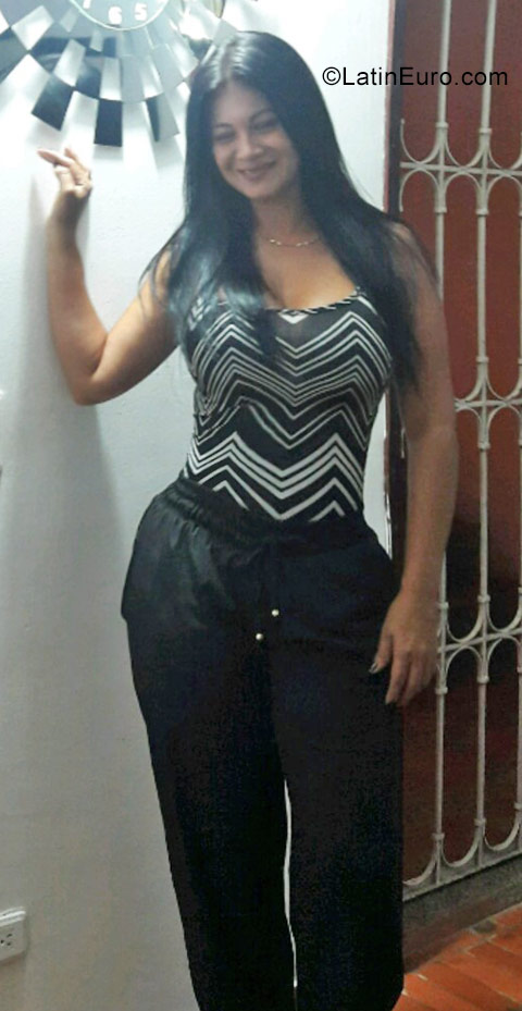Date this pretty Colombia girl Maria from Barranquilla CO23253