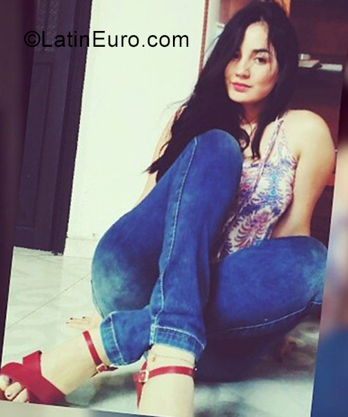 Date this lovely Colombia girl Fernanda from Cali CO23257