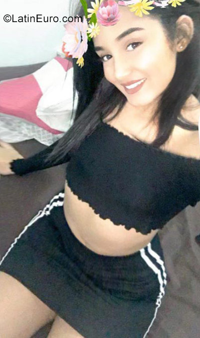 Date this charming Dominican Republic girl Nicole from Santo Doming DO31466
