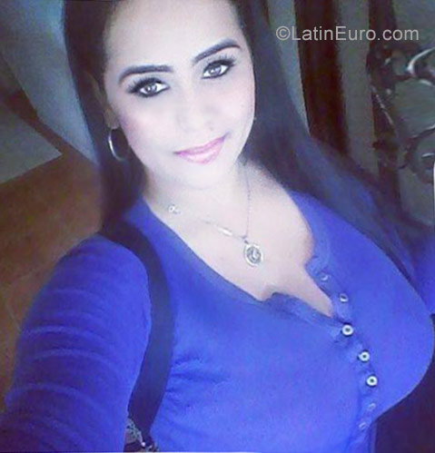Date this nice looking Venezuela girl Andrea from Valencia VE1318