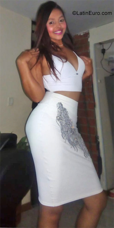 Date this foxy Colombia girl Salome from Cali CO23304
