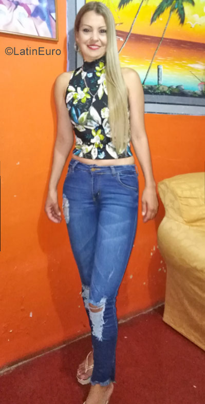 Date this beautiful Colombia girl Viviana from Ibaque CO23356