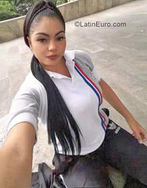Date this stunning Colombia girl Maria from Medellin CO23357