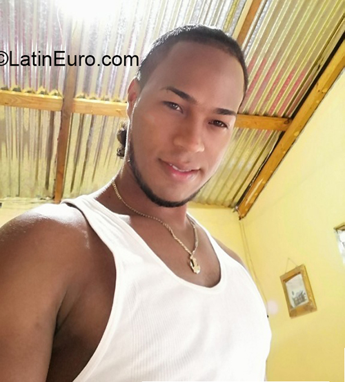 Date this pretty Dominican Republic man Victor from Santo Domingo DO38059
