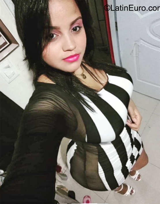 Date this charming Dominican Republic girl Yenifer from Santo Domingo DO40731
