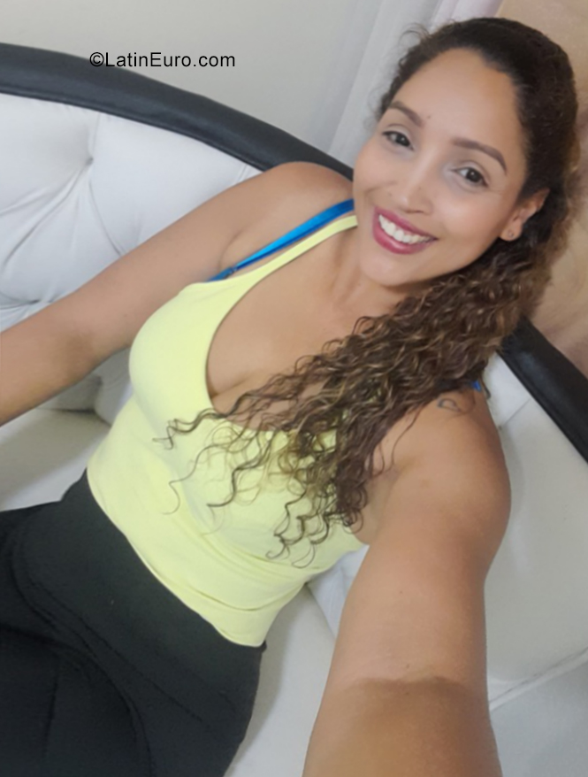 Date this attractive Colombia girl Maribel from Medellin CO31695