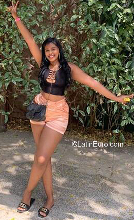 Date this good-looking Colombia girl Johana from Cartagena CO31742