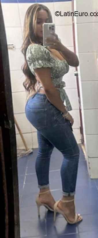 Date this nice looking Dominican Republic girl Luna from Santo Domingo DO40823