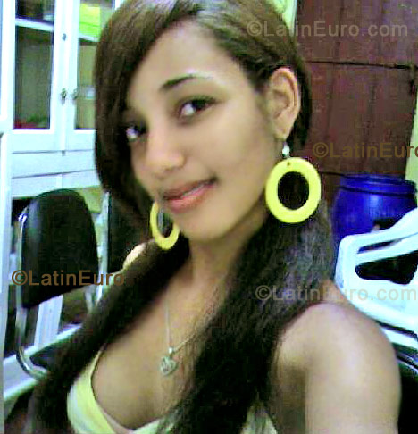 Date this attractive Dominican Republic girl Lilian from Barahona N-398