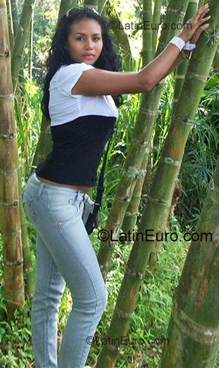 Date this sultry Colombia girl Yeimi from Cali CO763