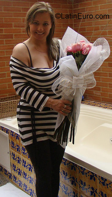 Date this georgeous Colombia girl Nuvis Maria from Bogota CO801