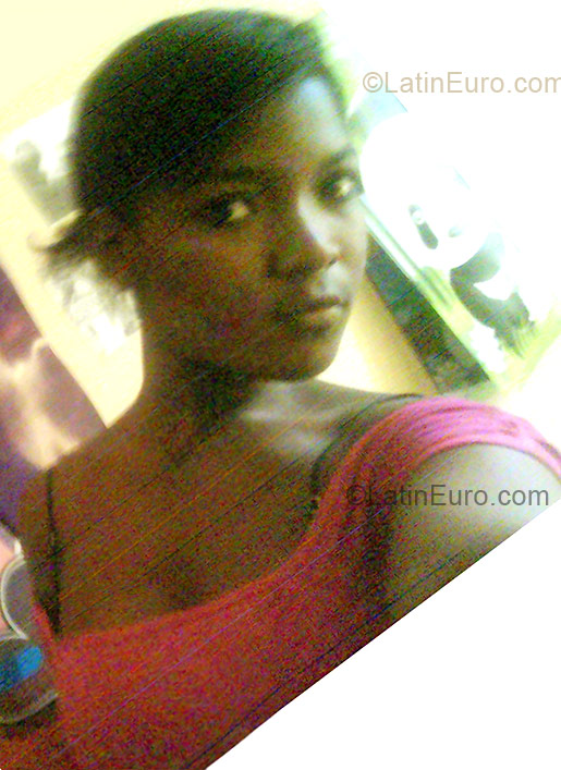 Date this nice looking Colombia girl Johana from Palmira CO1046