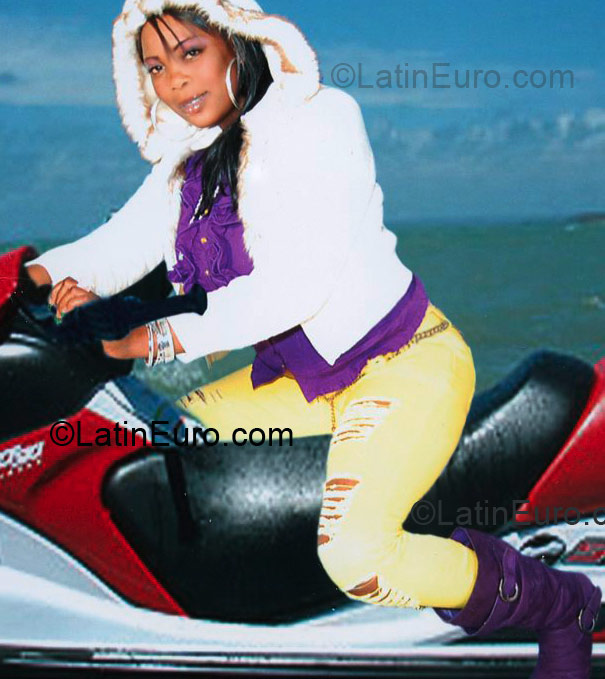 Date this happy Jamaica girl Samantha from Manchester JM39