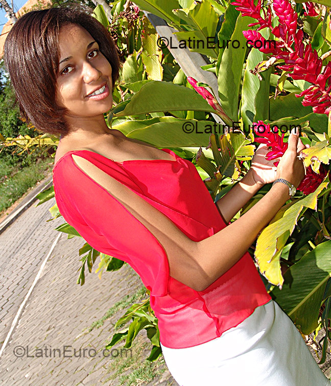 Date this happy Brazil girl Vania from Vila Velha BR1667