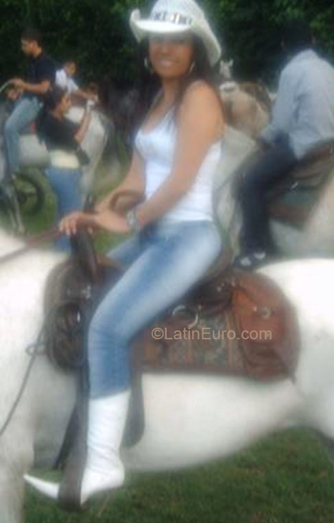 Date this happy Colombia girl Gladys from Cali CO1450