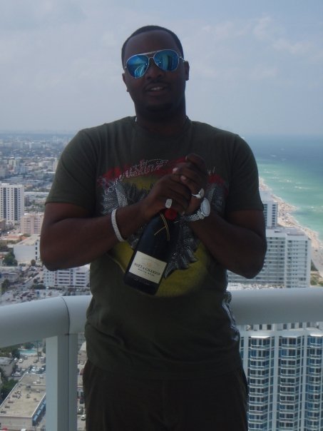 Date this athletic United States man Kimani from Los Angeles US4120