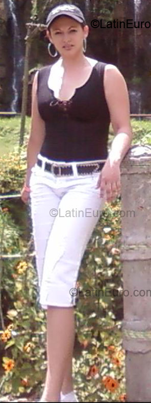 Date this voluptuous Colombia girl Viviana Andrea from Cali CO1679