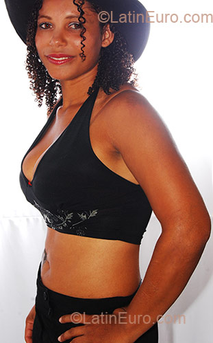 Date this nice looking Colombia girl Ariana Jane from Buga CO1753