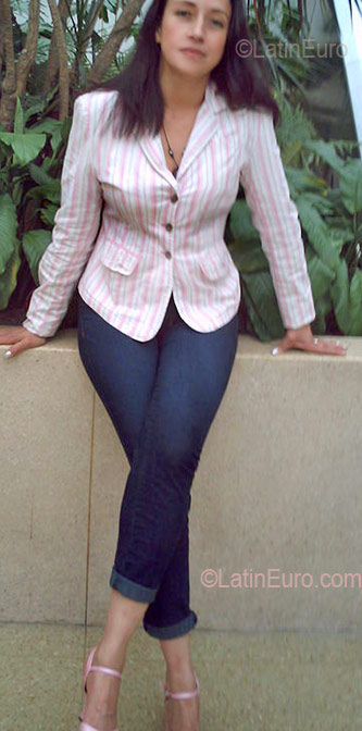 Date this lovely Colombia girl Astromelias from Bogota CO3353