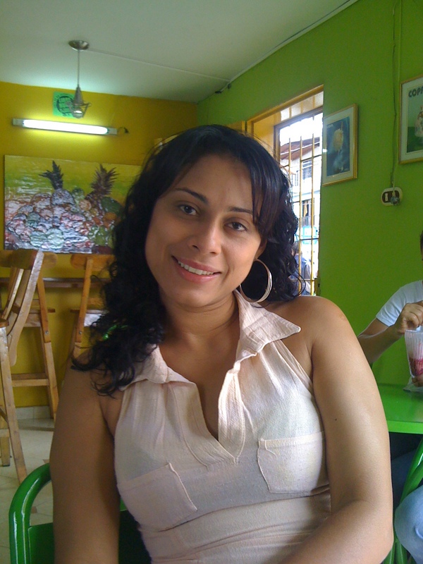 Date this good-looking Colombia girl Paulis08 from Medellin CO3530