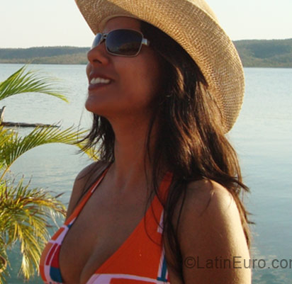 Date this voluptuous Brazil girl Mari from Brasilia BR5964