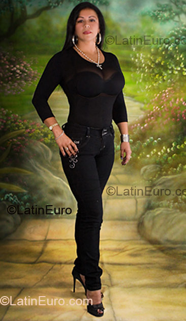 Date this foxy Colombia girl Valentina from Cali CO4583