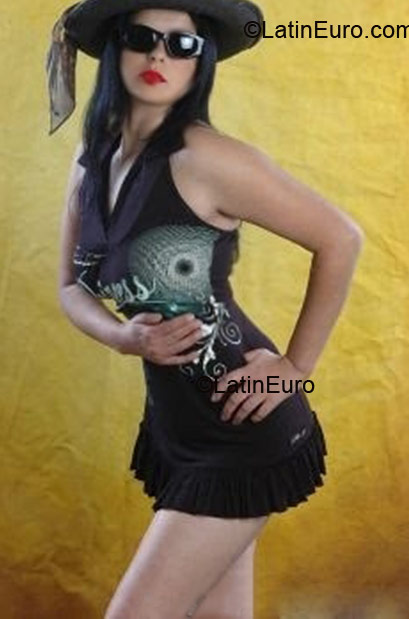 Date this nice looking Brazil girl Flavia Helena from Sao Carlos BR6301