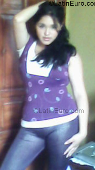 Date this attractive Ecuador girl Karen from Quito EC40
