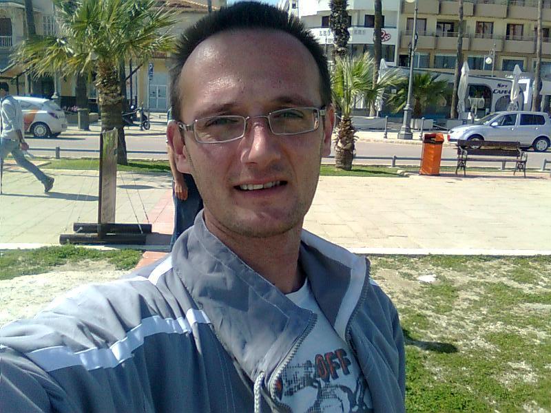 Date this pretty Romania man Dan from Larnaca RO28