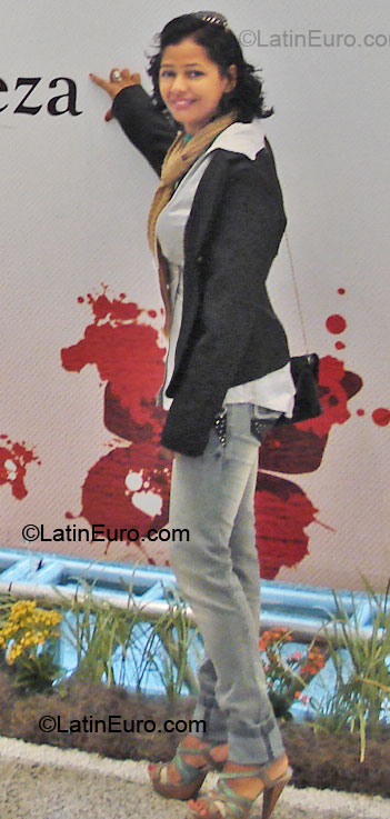 Date this voluptuous Brazil girl Clebia from Camacari BR4382