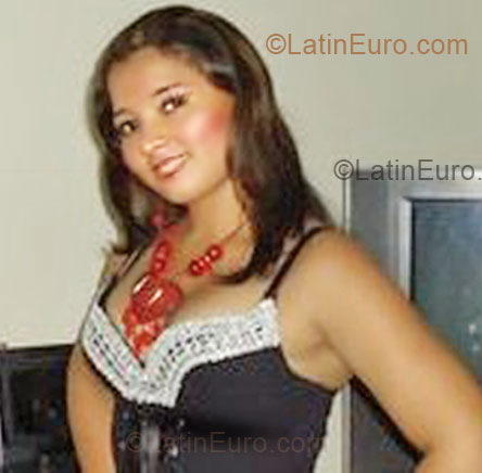 Date this happy Colombia girl Diana from Neiva CO6080