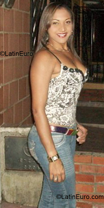 Date this happy Colombia girl Paola from Cali CO6232