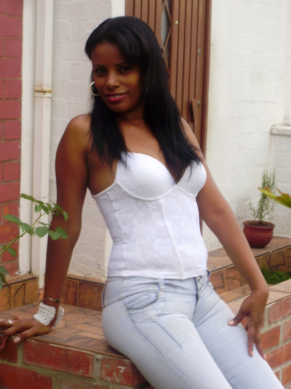 Date this athletic Colombia girl Floresita from Colombia US9064