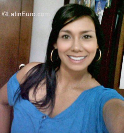 Date this attractive Colombia girl Carolina from Cali CO6481