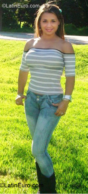 Date this nice looking Colombia girl Yesenia from Bogota CO6487