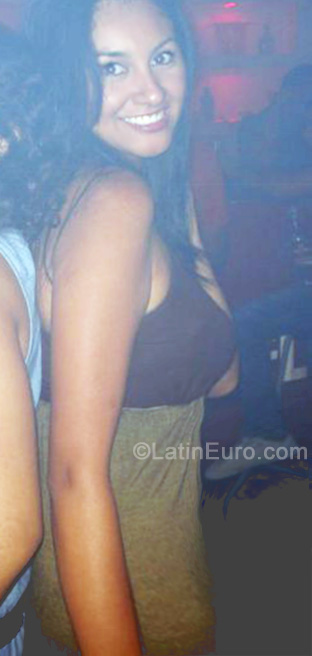 Date this delightful Colombia girl Erika from Cali CO18354